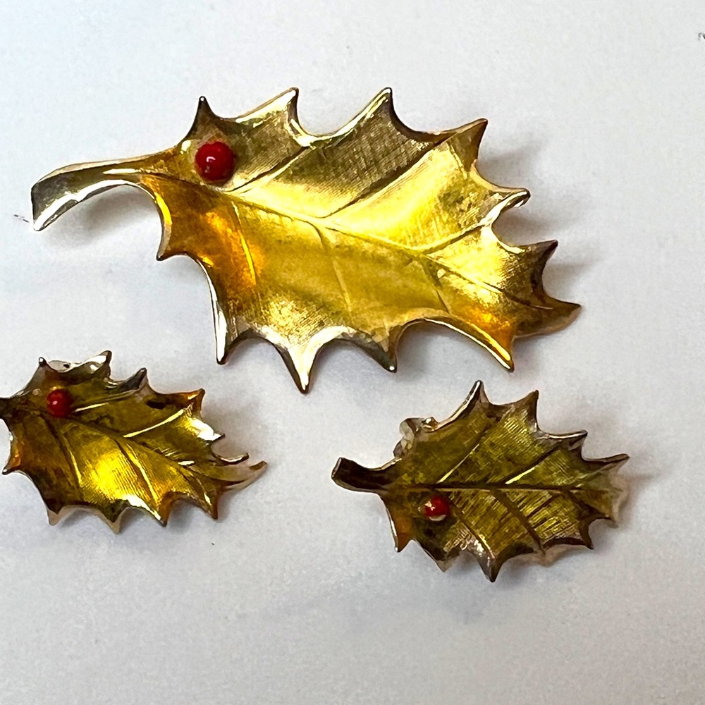 Singed Giovanni Leaf Brooch Clip On Earrings SET Goldtone Green